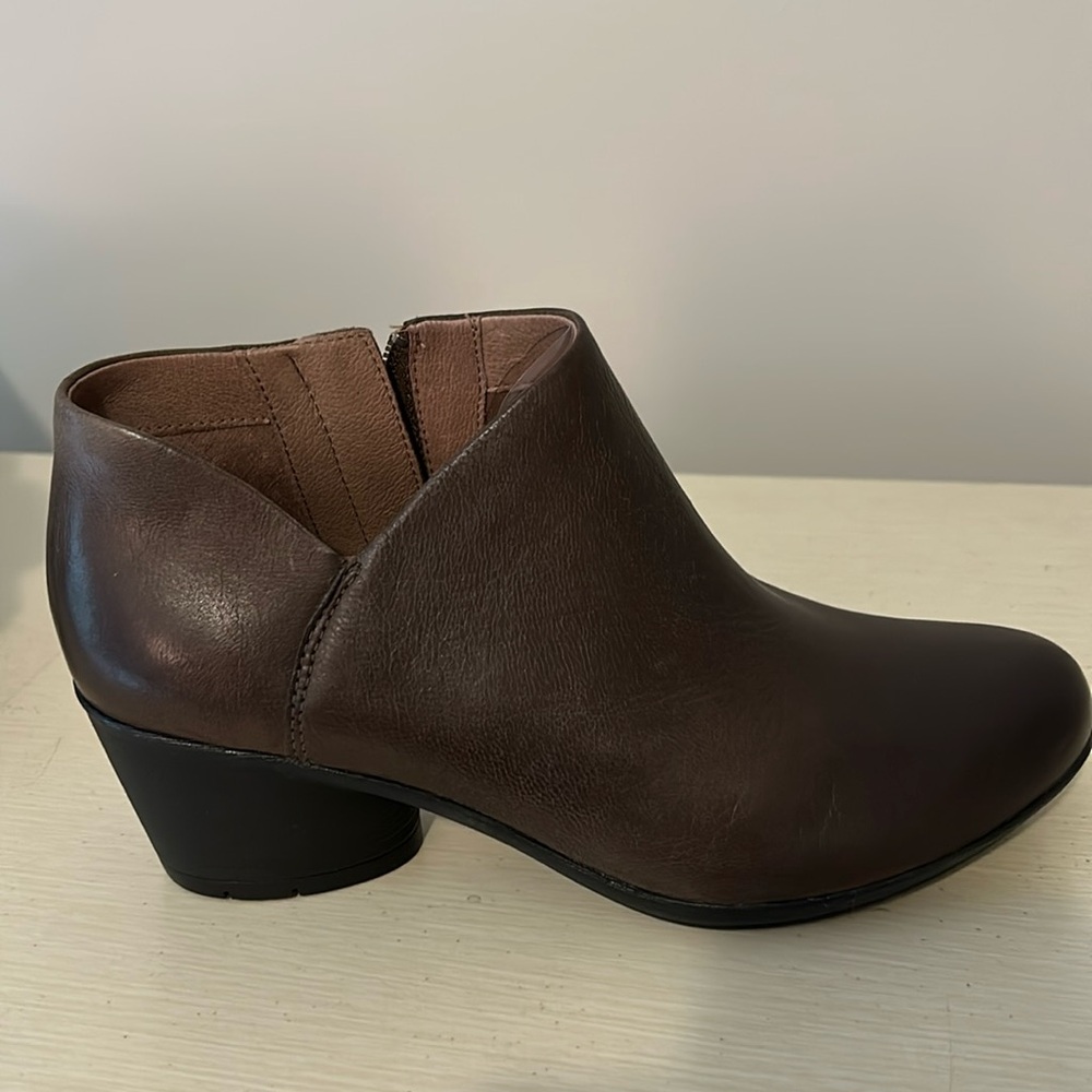 New in box Dansko raina burnished Nubuck bootie size 37